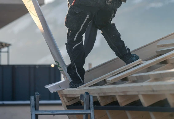 Arbeiter auf einem Holzdach