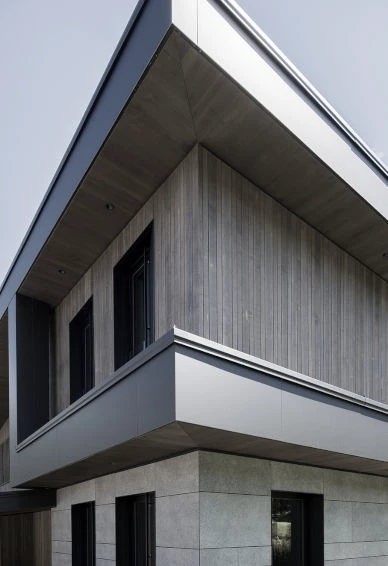 Ein Hauseck eines modernen fertigen Hauses in Holzbauweise