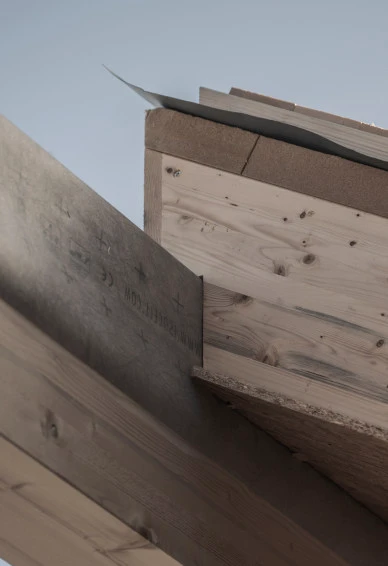 Holzwand mit dem Himmel im Hintergrund