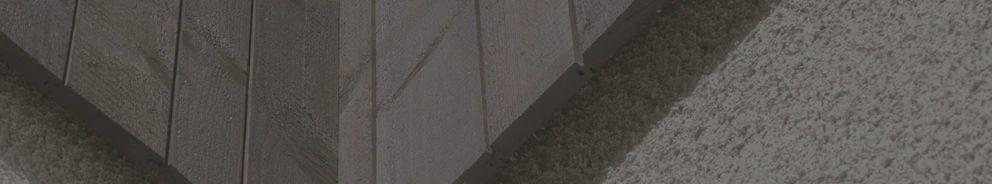 Hauswand mit Putz und Holzschalung